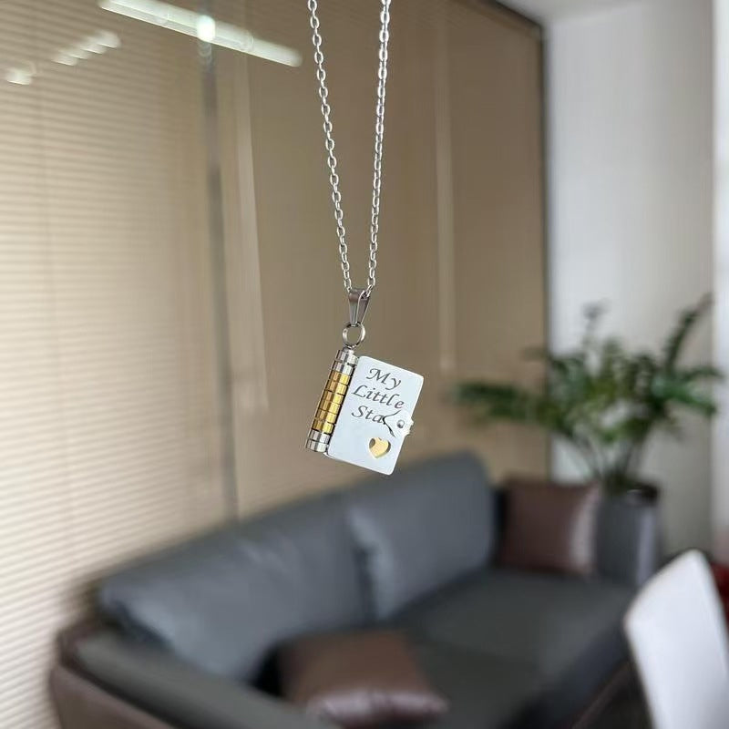 👪Un pendentif en acier inoxydable rempli d'amour, gravé de motifs sur sa surface.