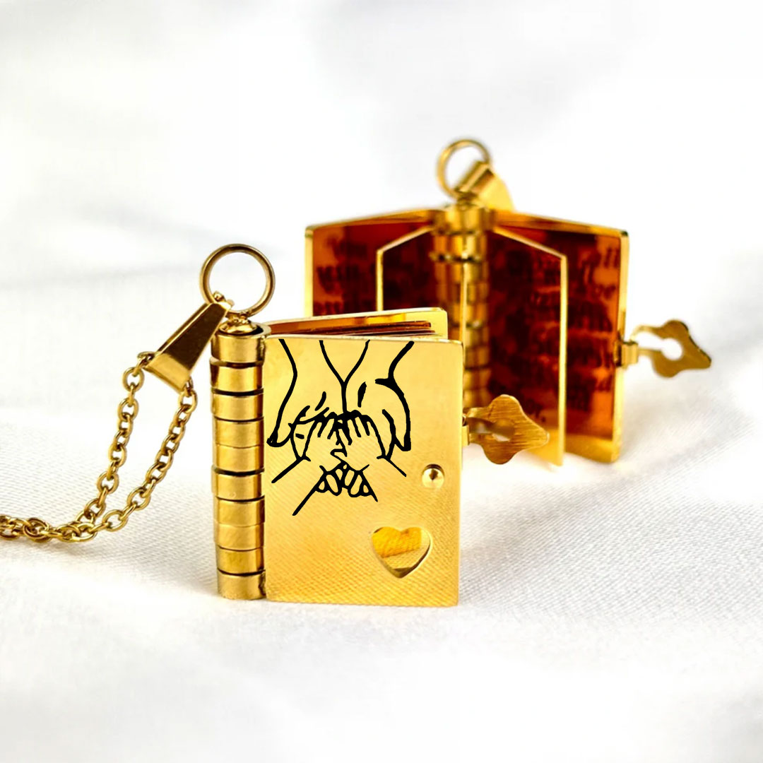 👪Un pendentif en acier inoxydable rempli d'amour, gravé de motifs sur sa surface.