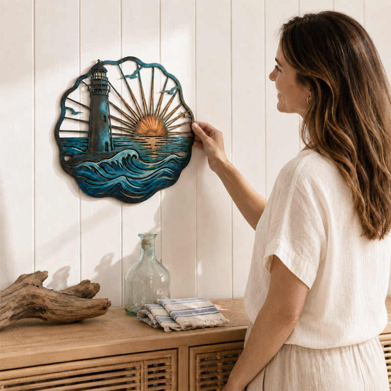 🌅 Fresque du phare de Golden Harbour – Décoration murale en métal style côtier vintage ⚓