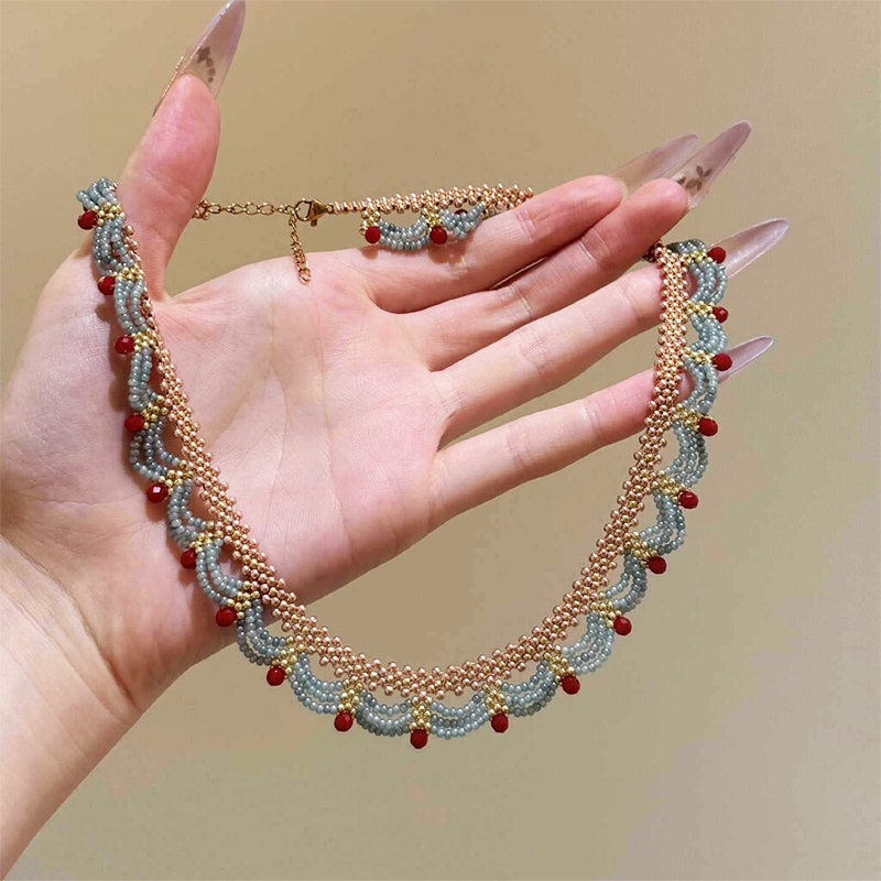 ✨Collier double rangée avec pompons en perles de couleur contrasté