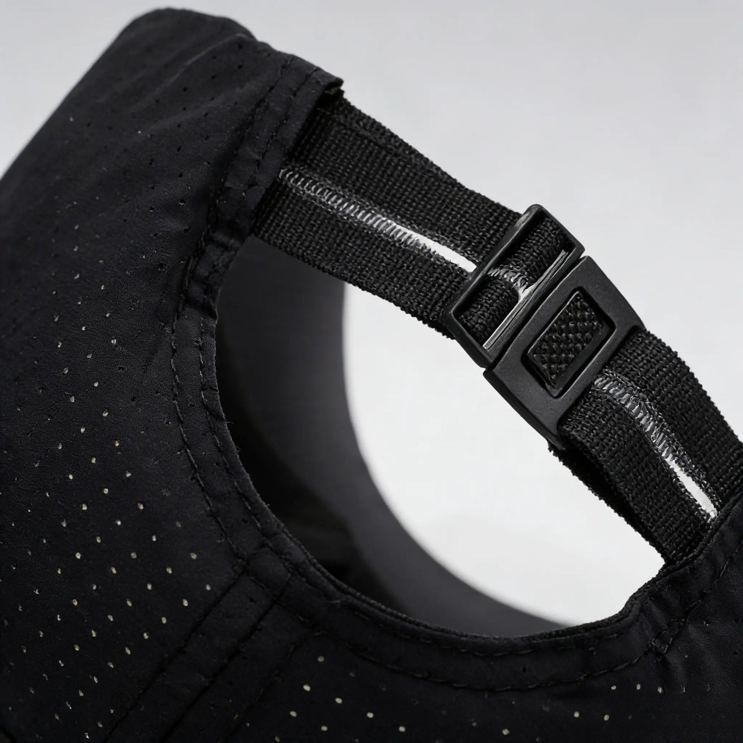 🏃‍♂️💨 Casquette Blackout Airflow : Respirabilité maximale et style entièrement noir pour vos entraînements !