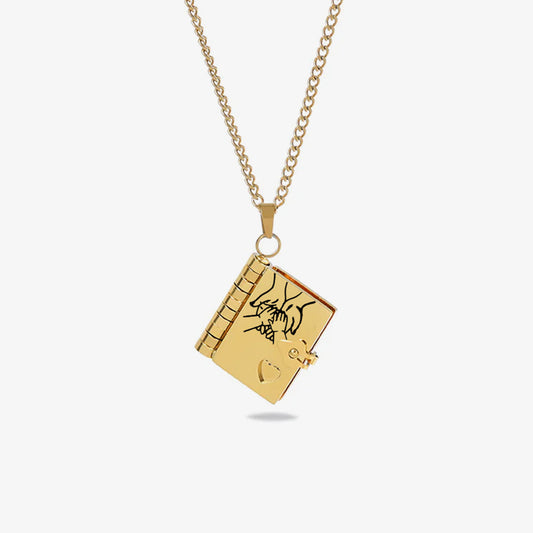 👪Un pendentif en acier inoxydable rempli d'amour, gravé de motifs sur sa surface.